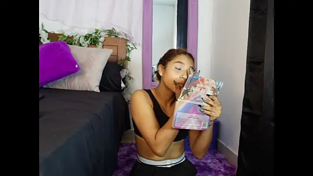 Snapshot of Natzury chatting on 11.06.25 Natzury online show from 11.06.25