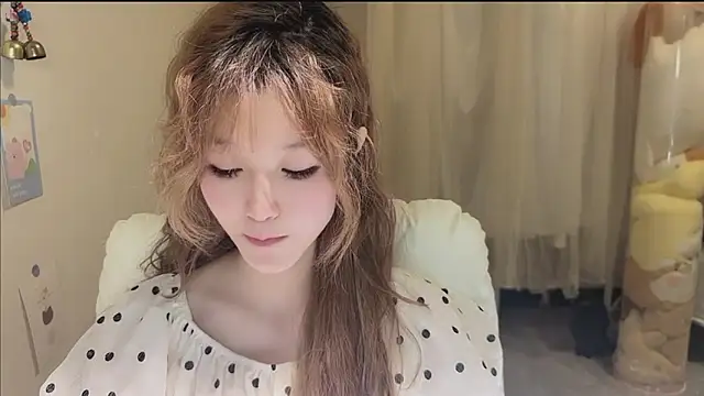 Snapshot of FuFu-puff chatting on 10.04.25 FuFu-puff online show from 10.04.25