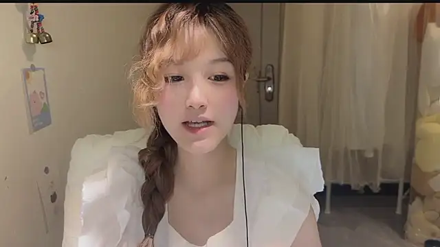 Snapshot of FuFu-puff chatting on 10.06.25 FuFu-puff online show from 10.06.25