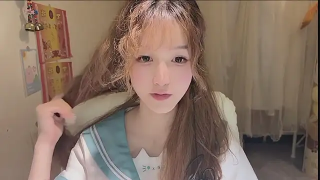 Snapshot of FuFu-puff chatting on 10.09.25 FuFu-puff online show from 10.09.25