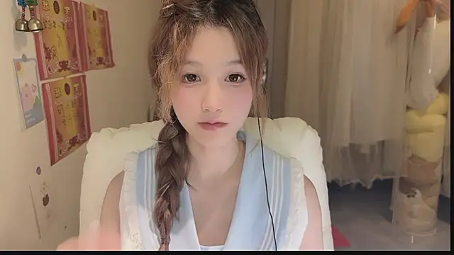 Snapshot of FuFu-puff chatting on 10.13.25 FuFu-puff online show from 10.13.25