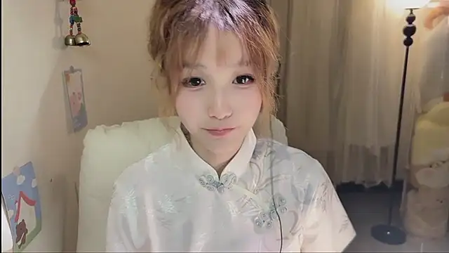 Snapshot of FuFu-puff chatting on 10.18.25 FuFu-puff online show from 10.18.25