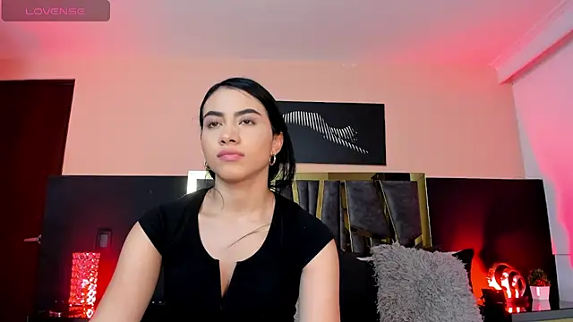 Snapshot of ScarletTorres chatting on 10.04.25 ScarletTorres online show from 10.04.25