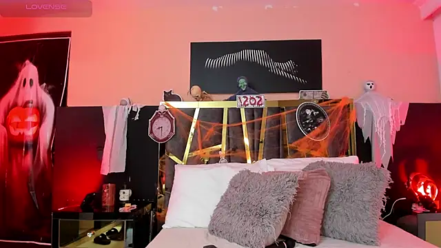 Snapshot of ScarletTorres chatting on 10.27.25 ScarletTorres online show from 10.27.25