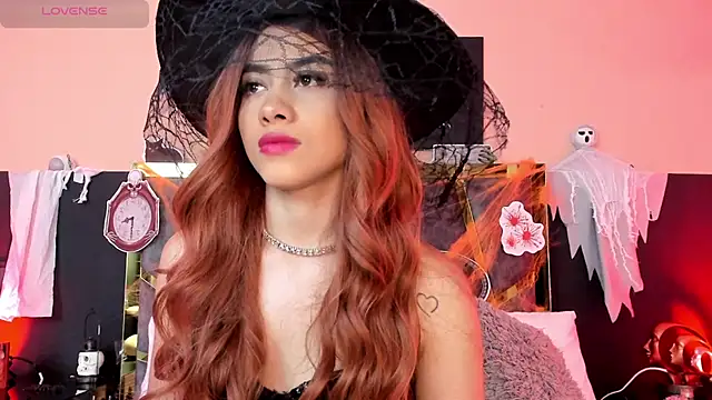 Snapshot of ScarletTorres chatting on 10.31.25 ScarletTorres online show from 10.31.25