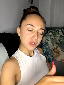 Snapshot of CristinaSww chatting on 10.18.25 CristinaSww online show from 10.18.25