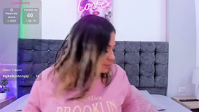 isabella horney  online show from 10.05.25