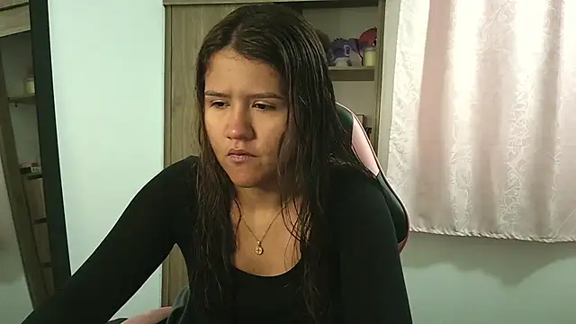 Snapshot of Oliviawatson1 chatting on 10.04.25 Oliviawatson1 online show from 10.04.25