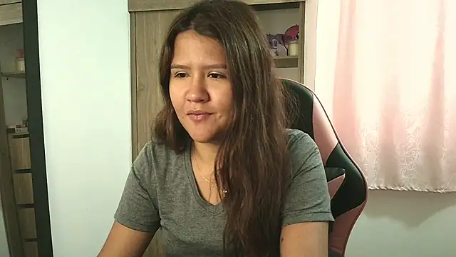 Snapshot of Oliviawatson1 chatting on 10.13.25 Oliviawatson1 online show from 10.13.25