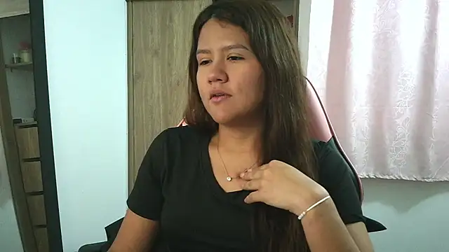 Snapshot of Oliviawatson1 chatting on 10.27.25 Oliviawatson1 online show from 10.27.25