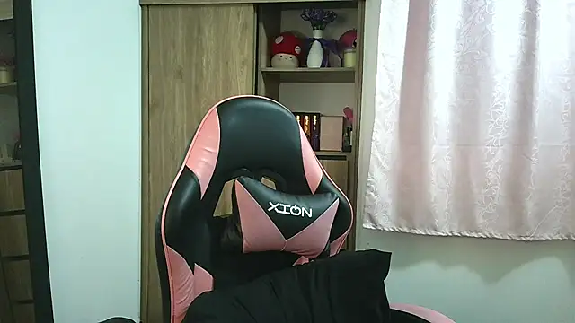 Snapshot of Oliviawatson1 chatting on 11.07.25 Oliviawatson1 online show from 11.07.25