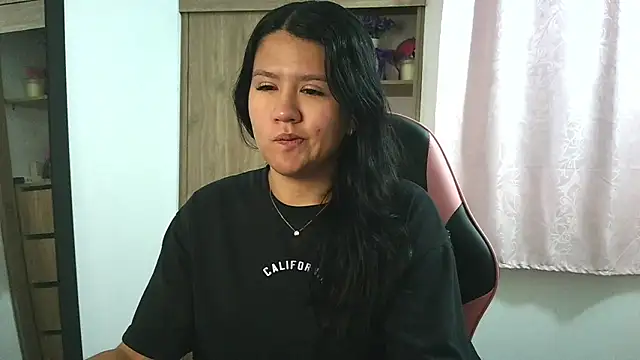 Oliviawatson1 online show from 11.13.25