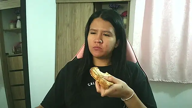 Oliviawatson1 online show from 11.20.25