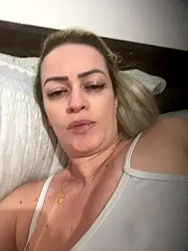 Snapshot of Alerquinasc chatting on 10.30.25 Alerquinasc online show from 10.30.25