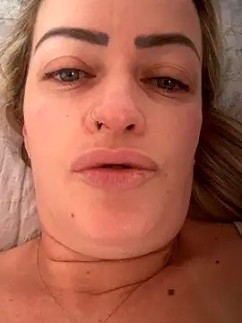 Snapshot of Alerquinasc chatting on 10.31.25 Alerquinasc online show from 10.31.25