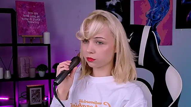 Snapshot of Charlotte_Colinss chatting on 10.13.25 Charlotte Colinss online show from 10.13.25