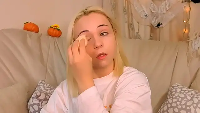 Snapshot of Charlotte_Colinss chatting on 10.20.25 Charlotte Colinss online show from 10.20.25