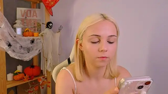 Snapshot of Charlotte_Colinss chatting on 10.22.25 Charlotte Colinss online show from 10.22.25