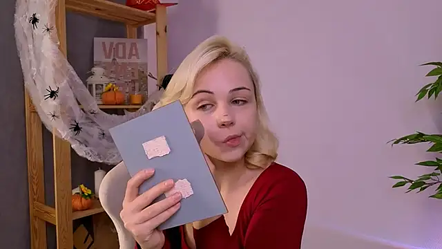 Snapshot of Charlotte_Colinss chatting on 10.28.25 Charlotte Colinss online show from 10.28.25