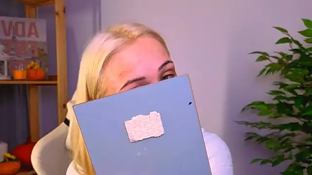 Snapshot of Charlotte_Colinss chatting on 11.05.25 Charlotte Colinss online show from 11.05.25