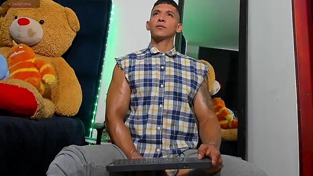 Snapshot of Evan_Storn chatting on 10.14.25 Evan Storn online show from 10.14.25