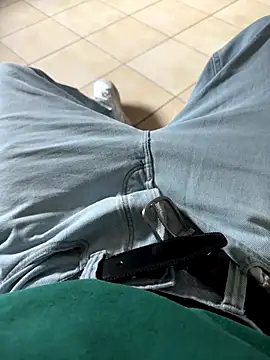 Snapshot of Manu97k chatting on 10.13.25 Manu97k online show from 10.13.25