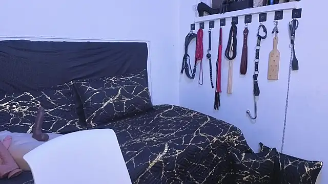 elowen halley1 online show from 11.08.25