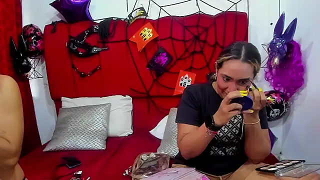 Snapshot of IsabelaANDalahia chatting on 10.29.25 IsabelaANDalahia online show from 10.29.25