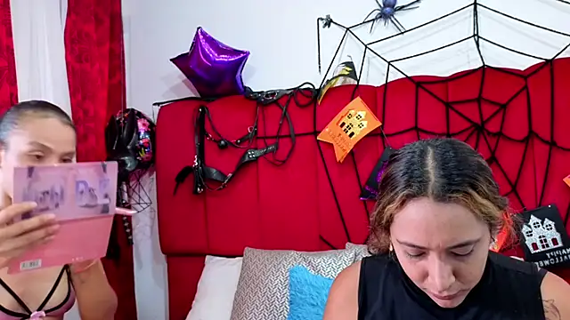 Snapshot of IsabelaANDalahia chatting on 11.04.25 IsabelaANDalahia online show from 11.04.25