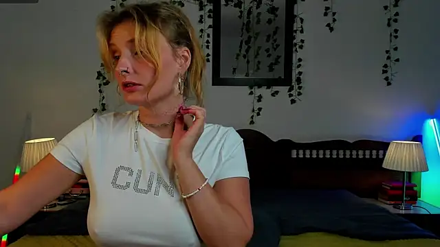 Snapshot of Ariana_Spring chatting on 09.10.25 Ariana Spring online show from 09.10.25