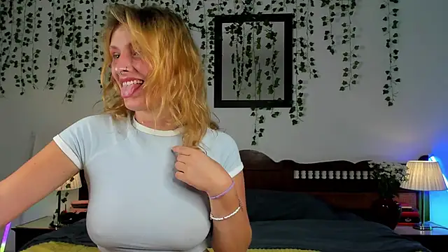 Snapshot of Ariana_Spring chatting on 09.24.25 Ariana Spring online show from 09.24.25