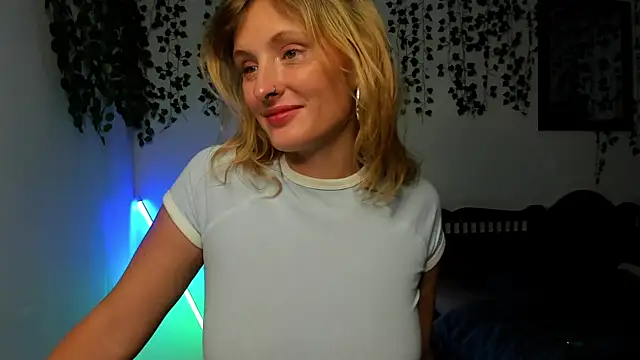 Snapshot of Ariana_Spring chatting on 10.26.25 Ariana Spring online show from 10.26.25