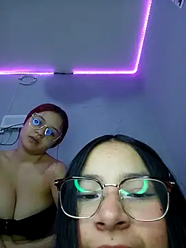 Snapshot of Anne_Mia chatting on 10.31.25 Anne Mia online show from 10.31.25