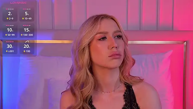 Snapshot of VelvetHell chatting on 10.04.25 VelvetHell online show from 10.04.25