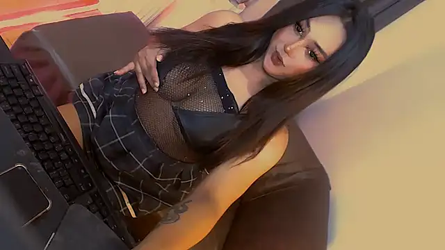 Snapshot of Lilly-lou chatting on 11.20.25 Lilly-lou online show from 11.20.25