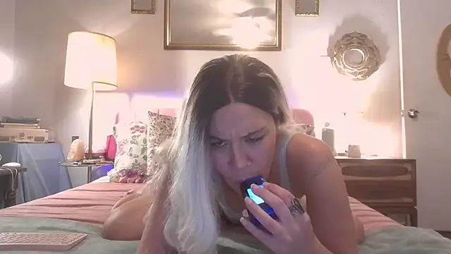 Snapshot of LilaDeliciousXX chatting on 10.28.25 LilaDeliciousXX online show from 10.28.25