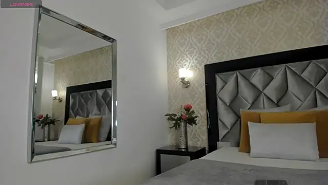 Layla Mackenzie online show from 10.10.25