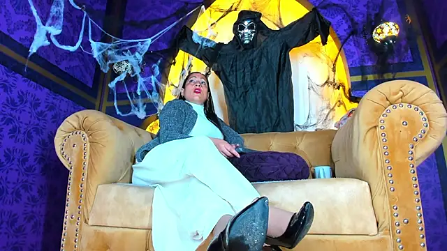 Snapshot of Scarlett_Barnes chatting on 10.24.25 Scarlett Barnes online show from 10.24.25