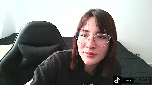 Snapshot of Yulienneg chatting on 10.06.25 Yulienneg online show from 10.06.25