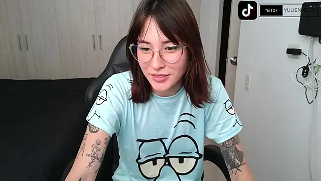 Snapshot of Yulienneg chatting on 11.06.25 Yulienneg online show from 11.06.25