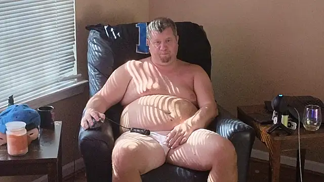 Snapshot of Single_White_Male chatting on 09.28.25 Single White Male online show from 09.28.25