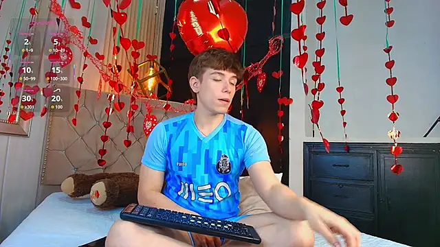 Snapshot of TaylerWhite chatting on 09.22.25 TaylerWhite online show from 09.22.25