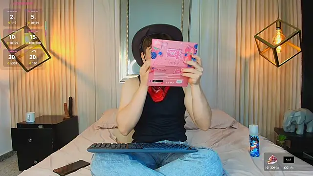 Snapshot of TaylerWhite chatting on 10.11.25 TaylerWhite online show from 10.11.25