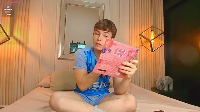 Snapshot of TaylerWhite chatting on 10.12.25 TaylerWhite online show from 10.12.25