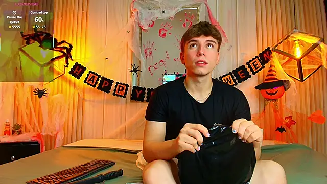 Snapshot of TaylerWhite chatting on 10.25.25 TaylerWhite online show from 10.25.25