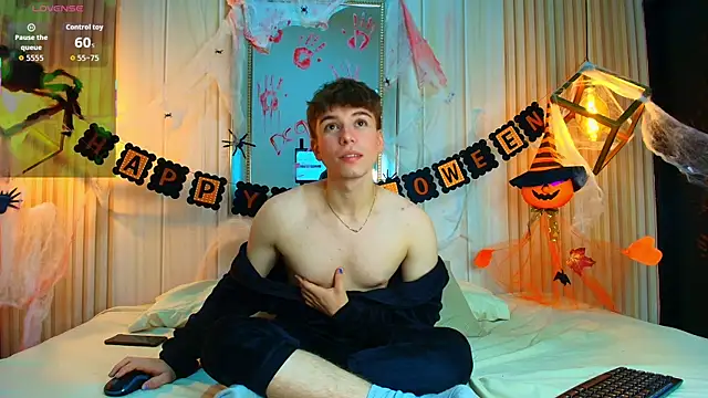 Snapshot of TaylerWhite chatting on 10.26.25 TaylerWhite online show from 10.26.25