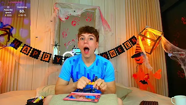 Snapshot of TaylerWhite chatting on 10.27.25 TaylerWhite online show from 10.27.25