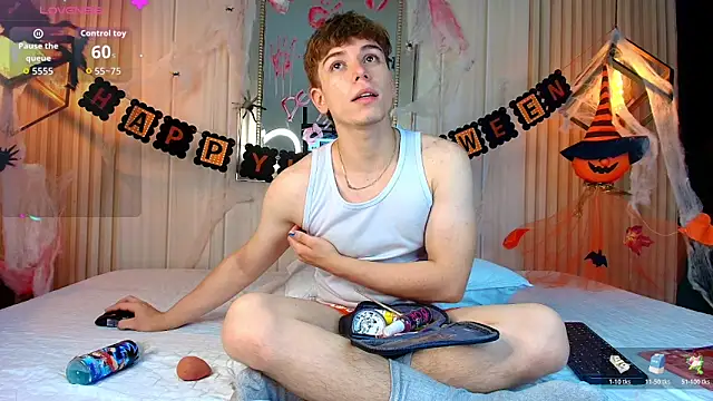 Snapshot of TaylerWhite chatting on 10.30.25 TaylerWhite online show from 10.30.25