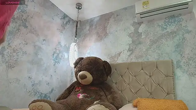 Snapshot of TaylerWhite chatting on 11.06.25 TaylerWhite online show from 11.06.25