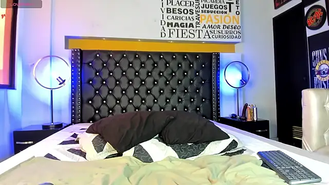 Snapshot of TaylerWhite chatting on 11.13.25 TaylerWhite online show from 11.13.25